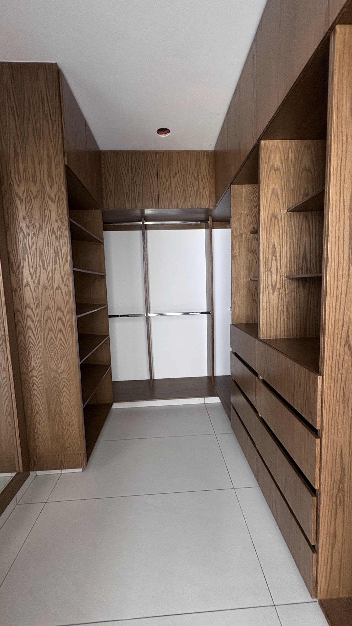 Vestidor de madera en residencia premium