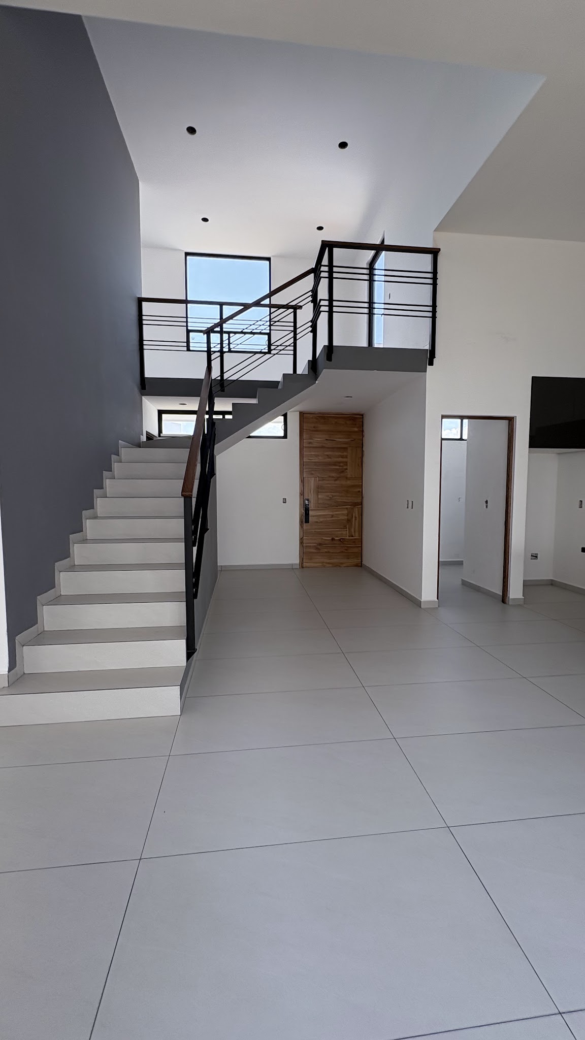 Interior de sala con doble altura